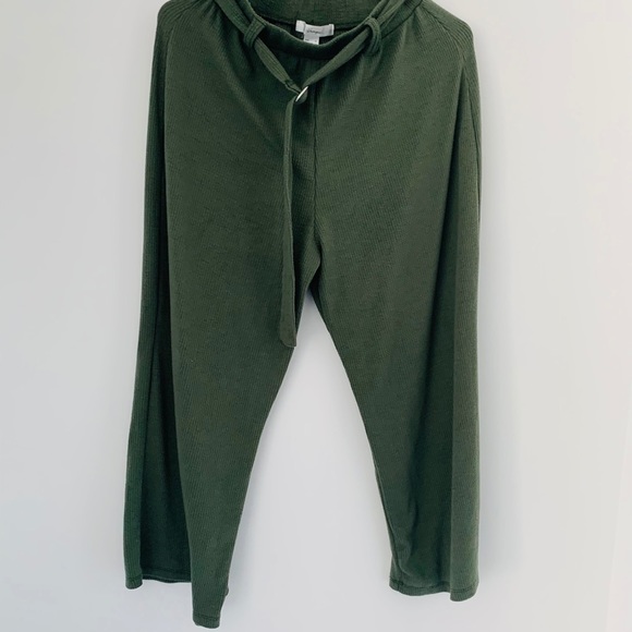 Olive green cropped pants, adjustable belt. - Picture 1 of 5